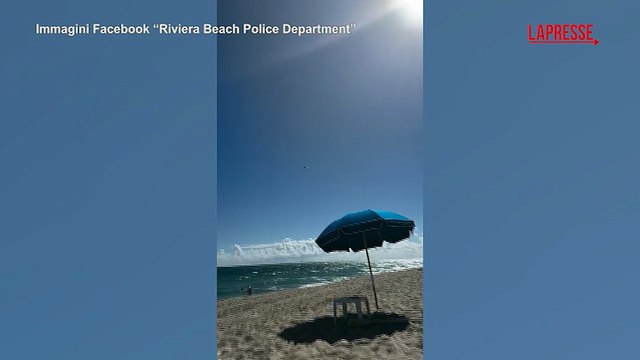 Florida, parapendista precipita e si schianta in mare: le terribili immagini della caduta