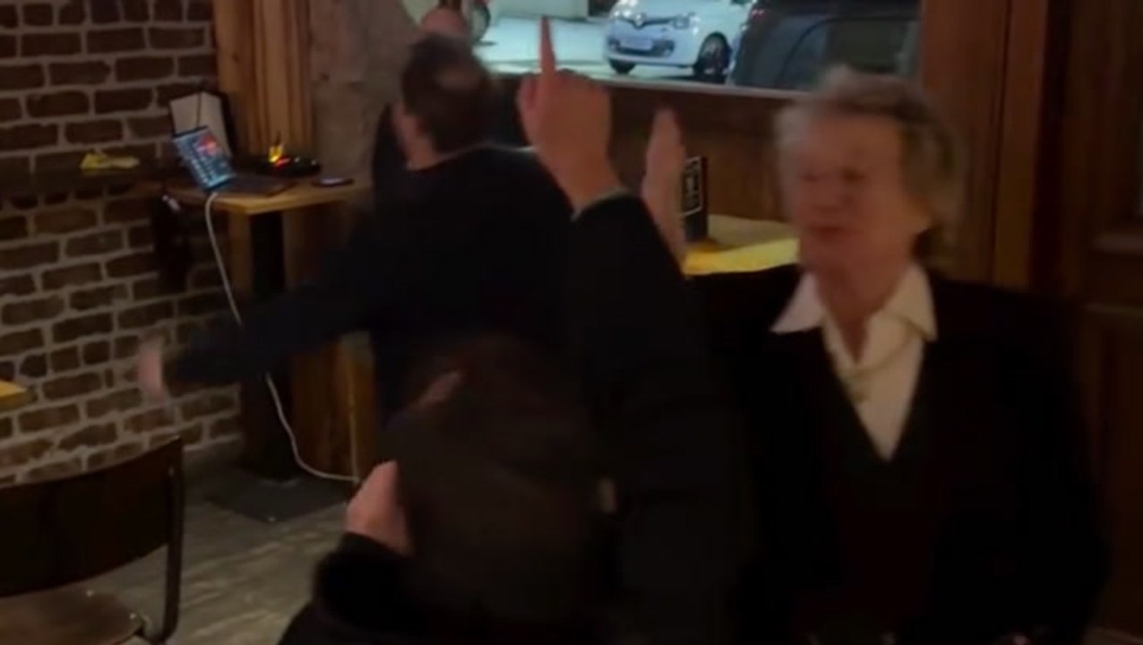 Rod Stewart crashes pub karaoke session - much to delight of locals