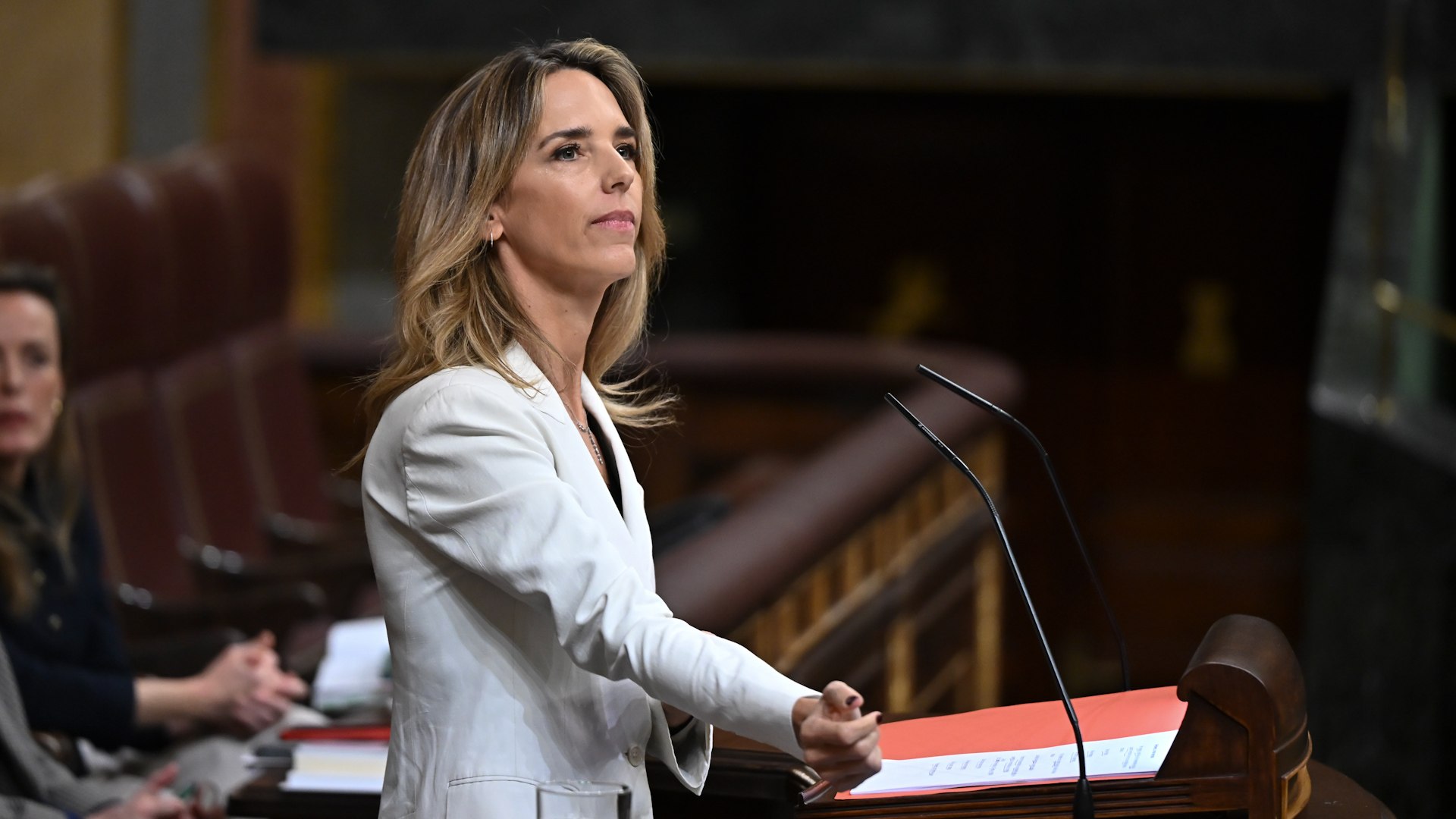 El pleno del Congreso de los Diputados ha vivido una jornada de m�xima tensi�n tras la ca�da del r�gimen de Nicol�s Maduro. El ministro de Asuntos Exteriores, Jos� Manuel Albares, ha defendido el papel de Espa�a como referente internacional en valores de paz y ha advertido sobre el riesgo que corren las reglas del juego global. Albares ha propuesto lanzar una "Alianza Mundial para el Multilateralismo" para frenar la "arbitrariedad y la violencia", subrayando que el futuro de Venezuela debe decidirse mediante el di�logo y de forma pac�fica, sin imposiciones externas.