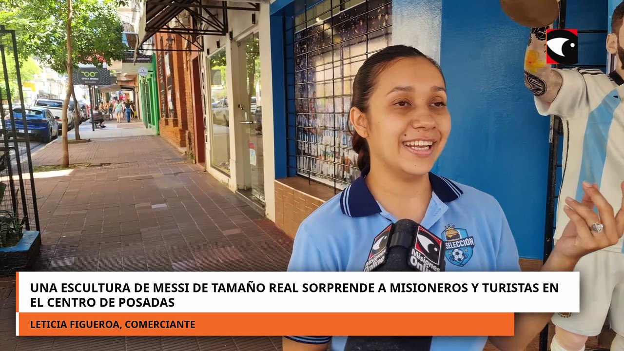 Una escultura de Messi de tamaño real sorprende a misioneros y turistas en el centro de Posadas