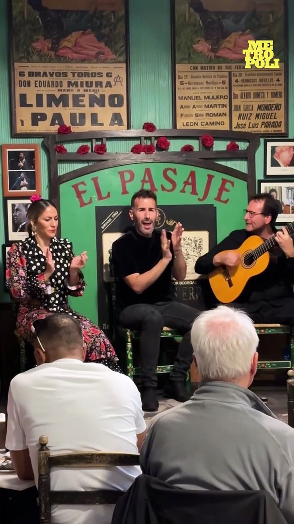 La localidad andaluza es la capital espa�ola de la gastronom�a del a�o 2026. Entre sus numerosos atractivos gastron�micos, est�n los tabancos, unas tabernas t�picas donde se juntan m�sica y gastronom�a.

En ellas se pueden tomar vinos de la zona, como el Fino, Manzanilla,�Palo Cortado o Pedro Xim�nez, junto a platos t�picos del extenso recetario jerezano. Todo, amenizado por espec�tulos en vivo de m�sica y baile flamenco.

Entre las decenas de tabancos que se pueden visitar est�n El Pasaje, que en este 2026 cumple un siglo de historia y donde todos los d�as hay varios pases de flamenco; Las Banderillas, decorado con elementos taurinos y fotos de Lola Flores, que bail� aqu� de peque�a; y  el San Pablo, con sus enormes botas de vino con r�plicas de las firmas de los integranes de los Beatles. 

Las tapas m�s caracter�sticas de estas tabernas populares on son rabo de toro, at�n en varias versiones, ri�ones al jerez, chacinas variadas, quesos de la zona, salazones o alb�ndigas de choco. Muchos ofrecen un amplio surtido para vegetarianos y algunos incluyen platos sin gluten. 

En la mayor�a de ellos los podr�s acompa�ar con los picos de pan que cada local sirve en una bolsa con su nombre.