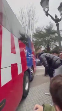 Accidente del autobús del Barça saliendo del hotel en Santander