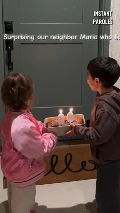Ces enfants apportent un gâteau d’anniversaire à leur voisine âgée pour ses 80 ans