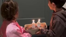 Ces enfants apportent un gâteau d’anniversaire à leur voisine âgée pour ses 80 ans