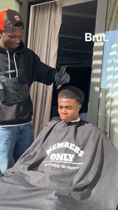 Avec Freddy, le coiffeur des stars africaines du football