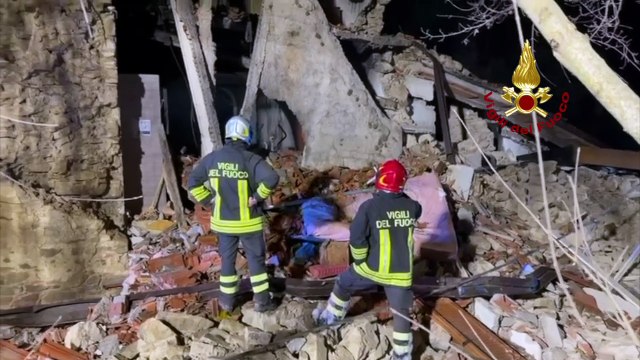 Esplosione di Arezzo: i vigili del fuoco tra le macerie della casa distrutta