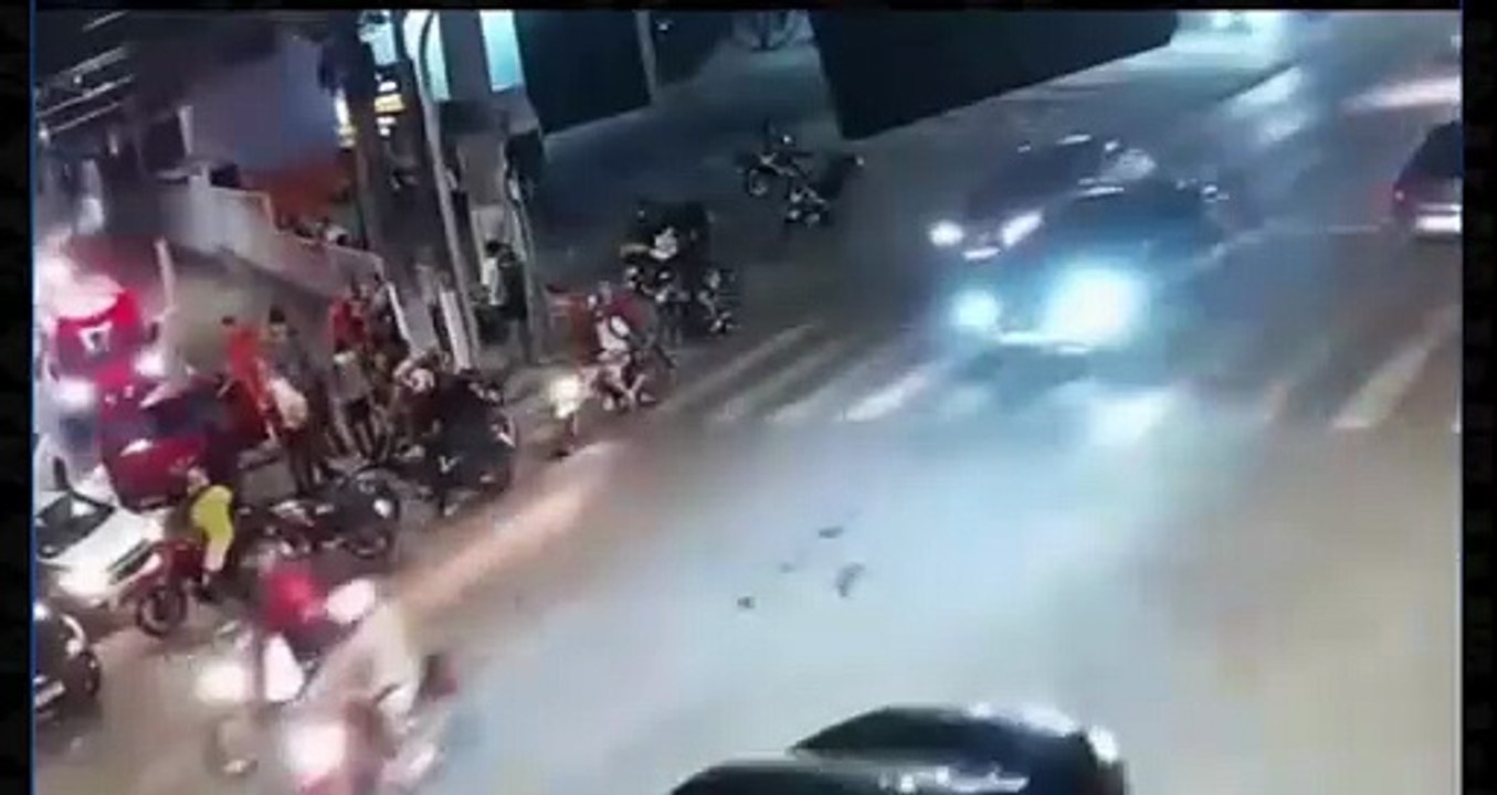 Vídeo flagra motorista em alta velocidade atingindo carros em sinal vermelho no Antares