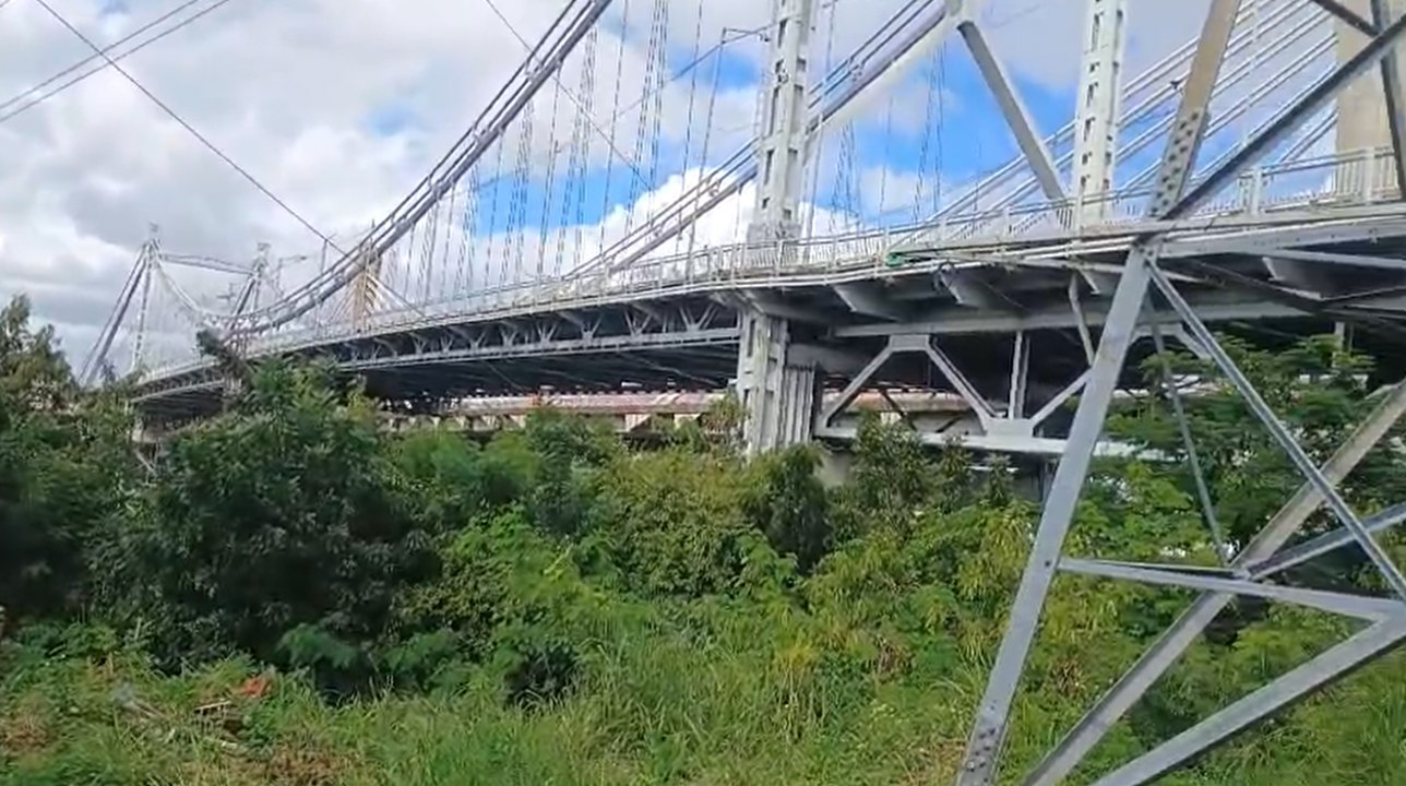 Locales de viejos talleres debajo del puente Duarte en abandono