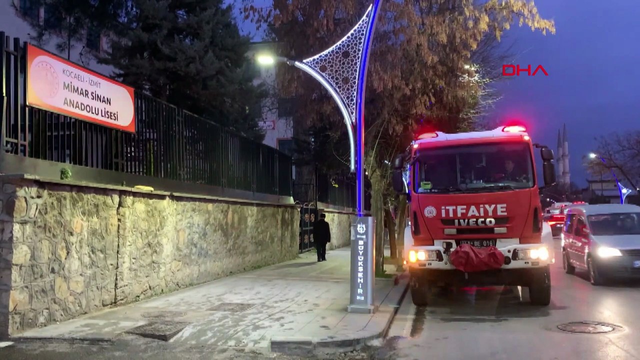 İstinat duvarının lise bahçesine çöktüğü anlar kamerada