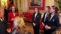Kate Middleton e il potere del tailleur rosso per le campionesse di rugby