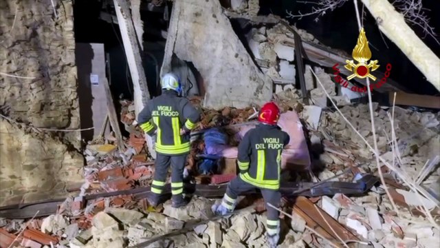 Esplosione ad Arezzo, le operazioni dei vigili del fuoco