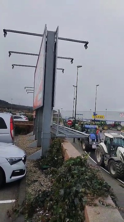 Gran tractorada en Burgos: concentración junto a Obramat antes de salir