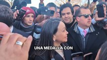 Corina Machado le engra la medalla del Nobel de la Paz a Trump.
