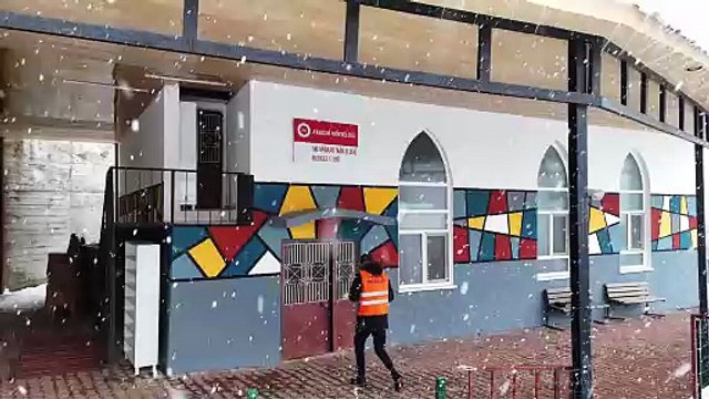 Atakum Belediyesi Miraç Kandili dolayısıyla vatandaşlara kandil simidi ile şeker ikram etti