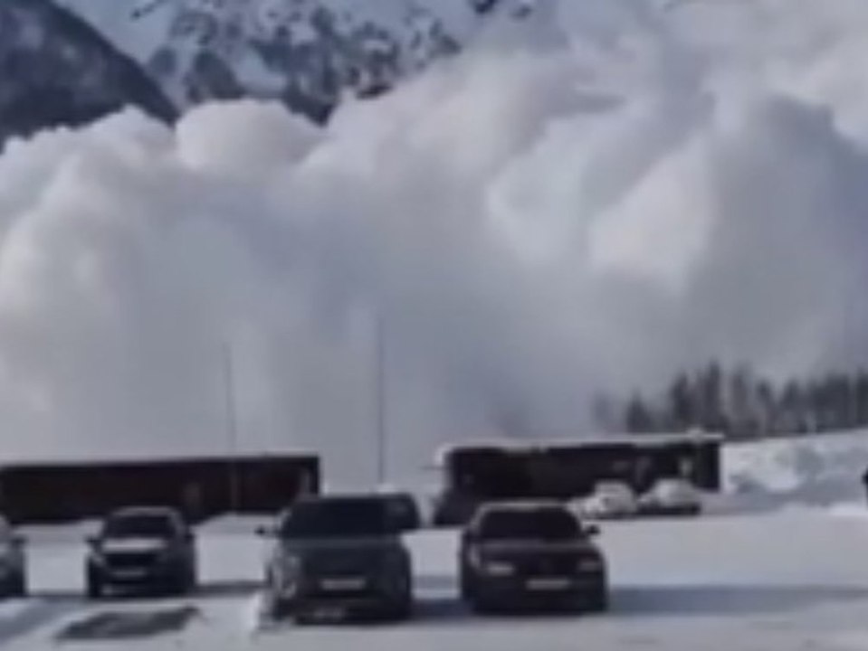 Naturgewalt: Riesenlawine verschluckt Autos und Busse