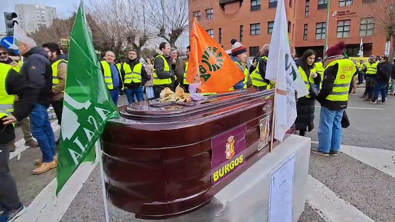 Tractorada en Burgos: la protesta llega a la delegación de la Junta