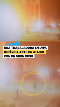 Una trabajadora ucrania no se inmuta ante un ataque ruso en Lviv