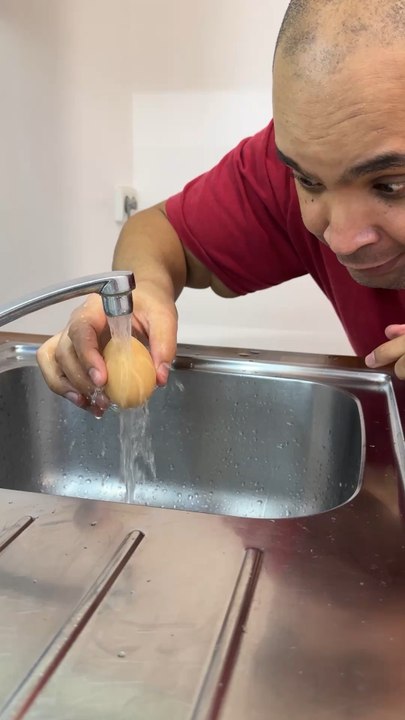 à votre avis, c'est magique ou c'est juste logique 🤔🤣 #humour #drole #illusion (pour info, il ne s'agit pas d'un véritable œuf, c'est juste un œuf factice en plastique bref un jouet)