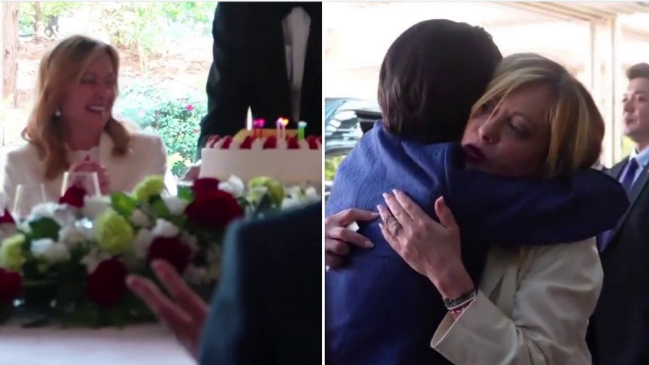 «Tanti auguri Giorgia», la premier giapponese Takaichi canta (in perfetto italiano) per Meloni. Poi la torta di compleanno