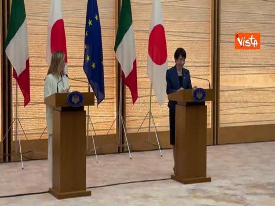 Takaichi fa gli auguri di compleanno a Meloni, l'applauso della delegazione giapponese