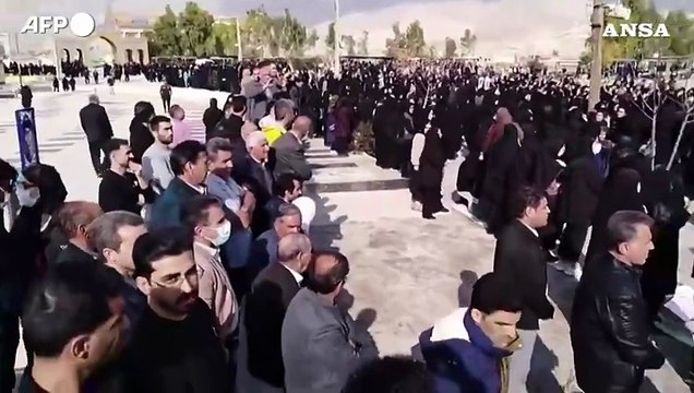 Iran, i partecipanti a un funerale gridano morte a Khamenei