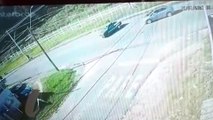 Câmera flagra momento em que motociclista cai no asfalto após acidente