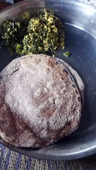 रागी की रोटी बनाई और खाई आज बहुत ही स्वादिष्ट बना आज का खाना
