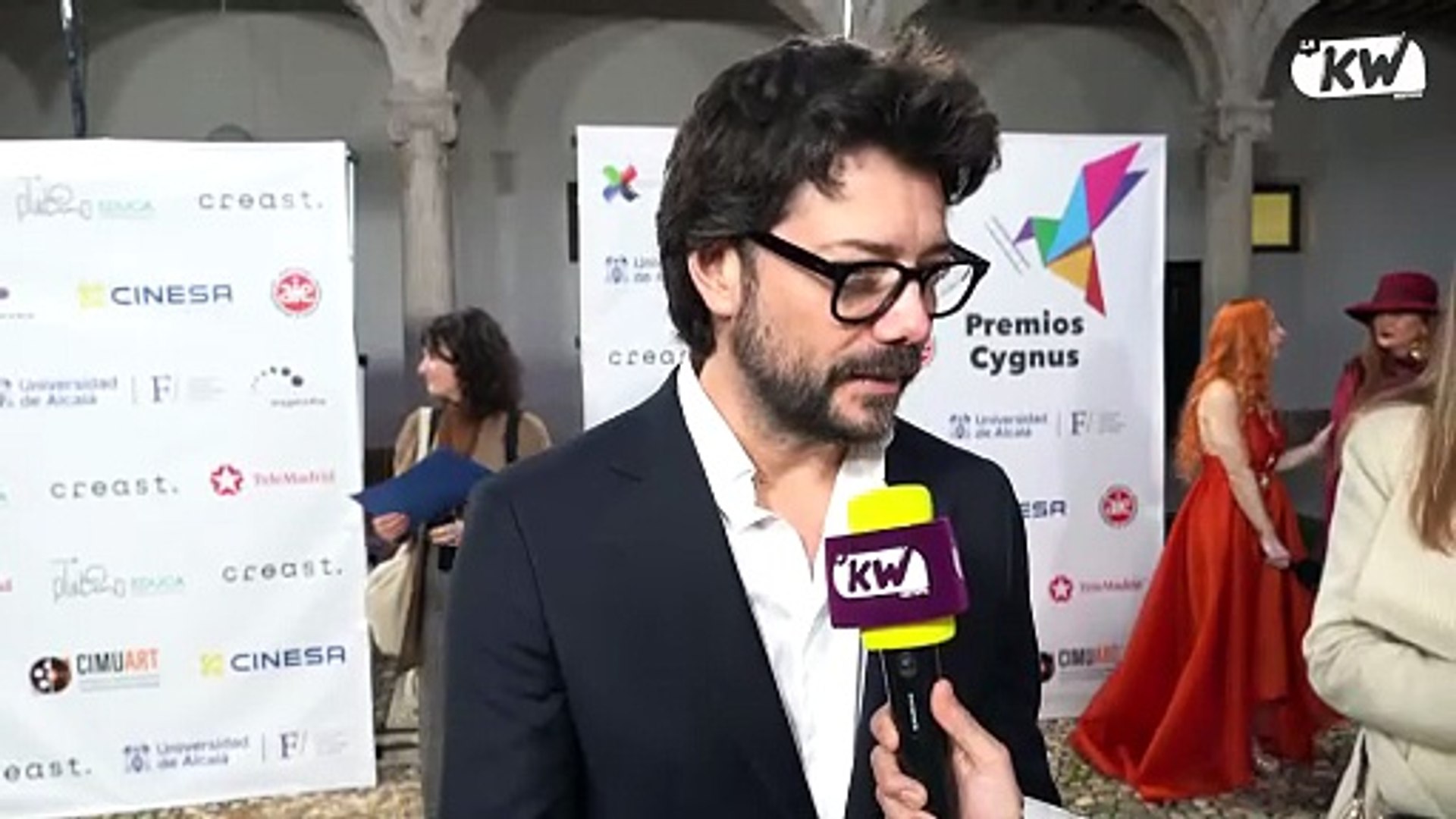 Álvaro Morte en los Premios Cygnus