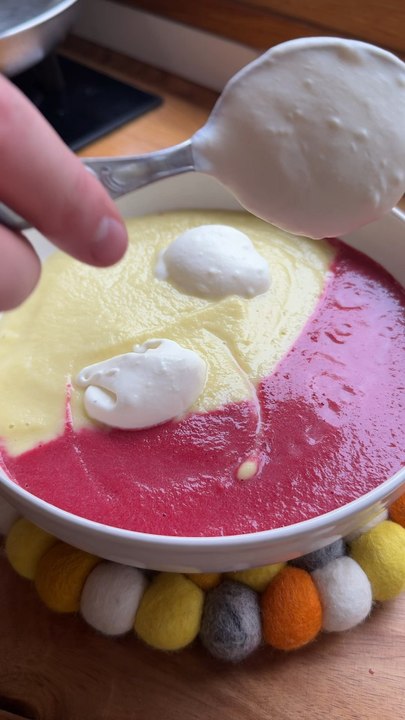 SOUPE SÉRIE - épisode 7 Ingrédients : Huile d’oliveBeurreMiel3 betteraves rouges crues3 betteraves jaunes crues1 bouillon cube de volaille ou de légumes30 cl de crème liquide80 g de Saint-Marcellin