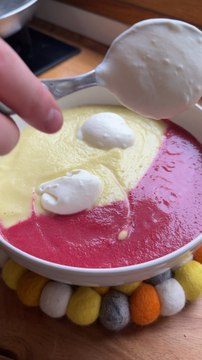 SOUPE SÉRIE - épisode 7 Ingrédients : Huile d’oliveBeurreMiel3 betteraves rouges crues3 betteraves jaunes crues1 bouillon cube de volaille ou de légumes30 cl de crème liquide80 g de Saint-Marcellin