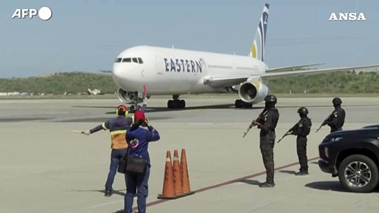 Primo volo di rimpatrio dei migranti atterra in Venezuela, dopo il caso Maduro