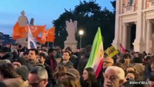 Iran, la manifestazione di solidarietà in piazza del Campidoglio a Roma