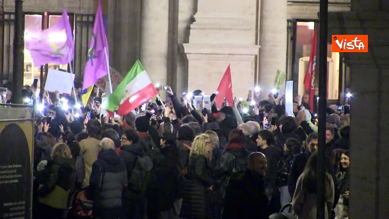 Presidio a favore del popolo iraniano in Piazza del Campidoglio, i manifestanti cantano "Bella Ciao"