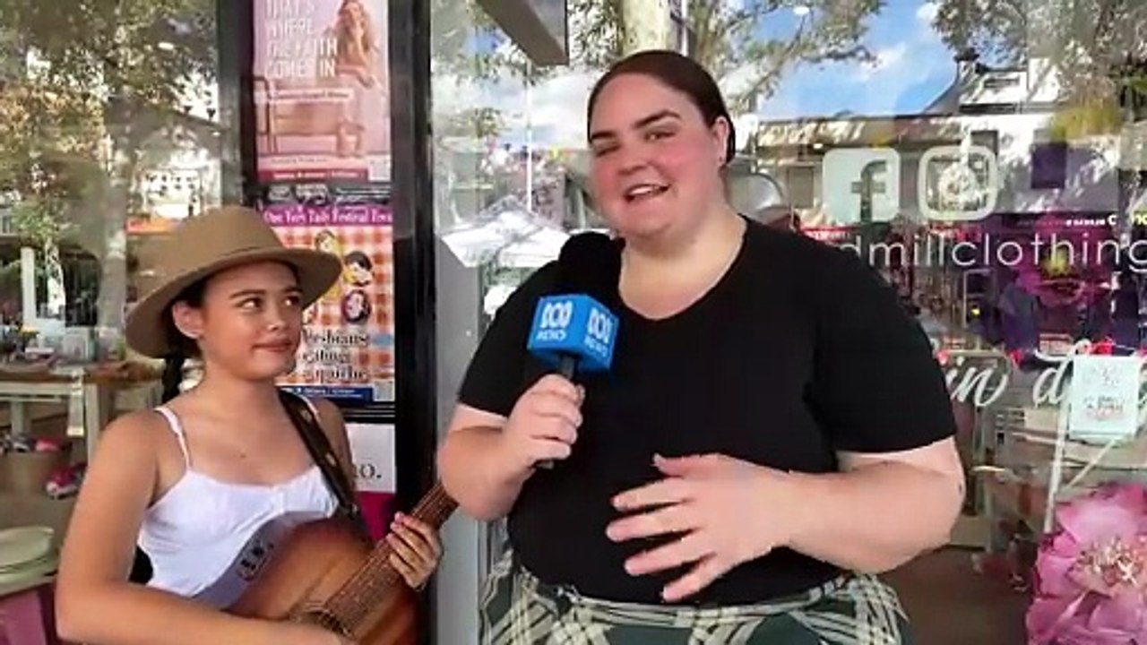 Buskers and music lovers take to the streets at Tamworth Country Music Festival