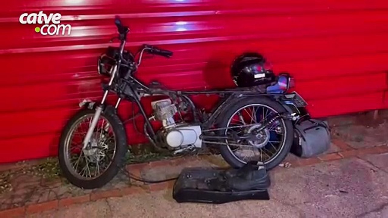 Batida entre carro e motocicleta deixa dois rapazes feridos no Centro de Cascavel