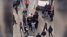 Karne alan lise öğrencilerinin AVM otoparkındaki kavgası kamerada