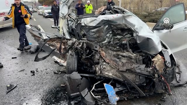 Ankara'da 4 araç birbirine girdi; 1'i ağır 4 kişi yaralandı