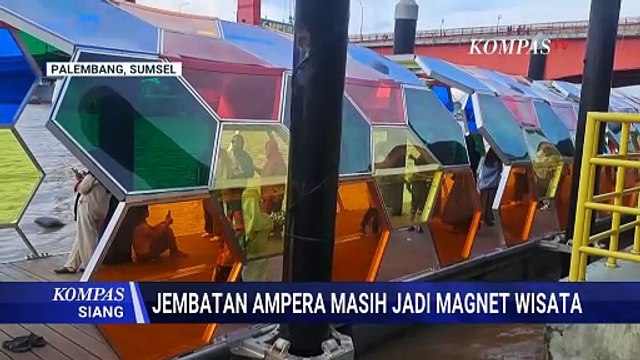 Wisatawan Menikmati Pemandangan Sungai Musi dan Jembatan Ampera | KOMPAS SIANG