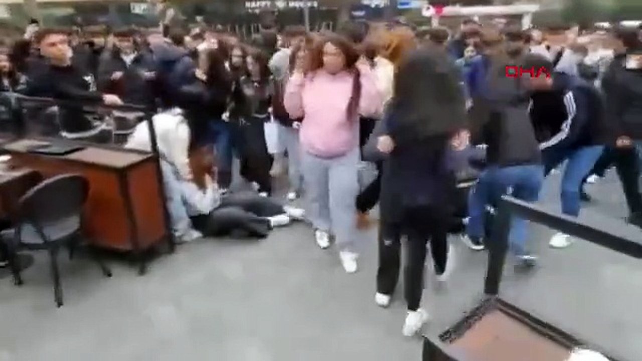 Alışveriş merkezindeki kadınların saç saça kavgası kamerada