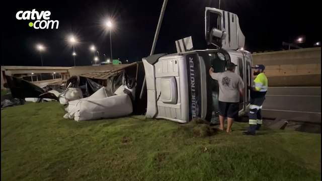 Motorista fica ferido após caminhão com 38 toneladas de farinha tombar no Trevo Cataratas