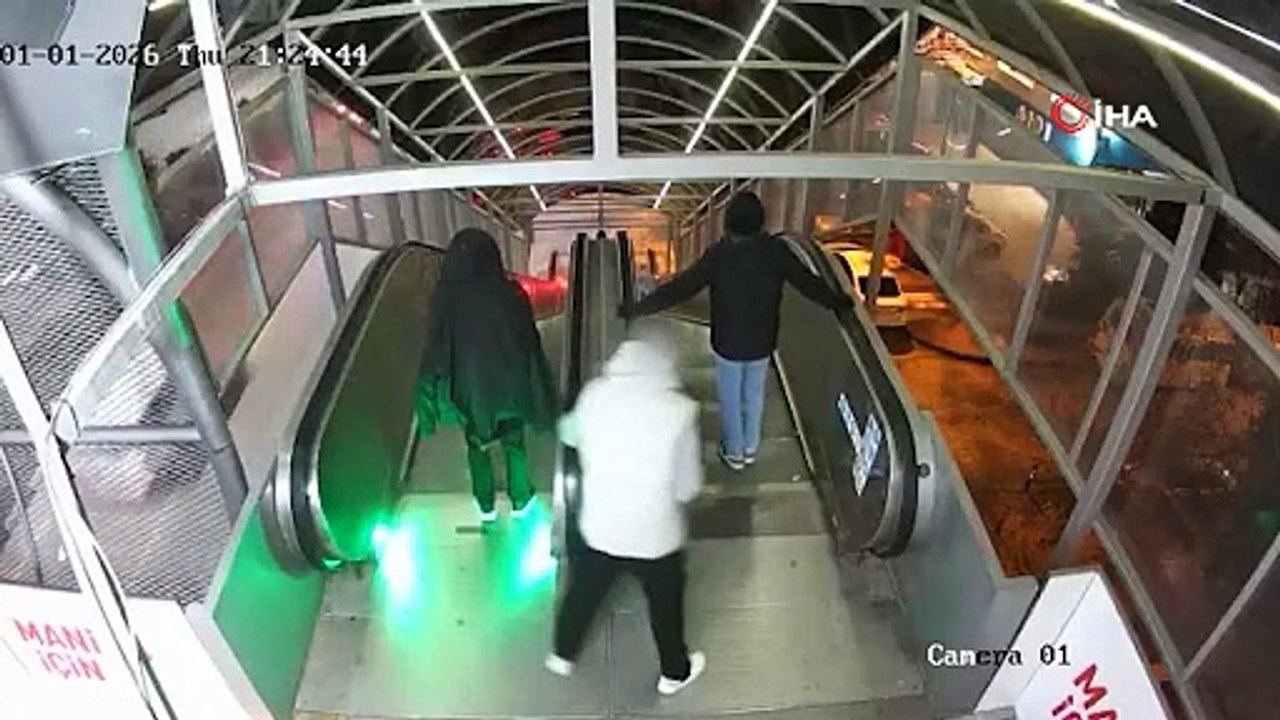 Yürüyen merdiveni durdurup kaçtılar