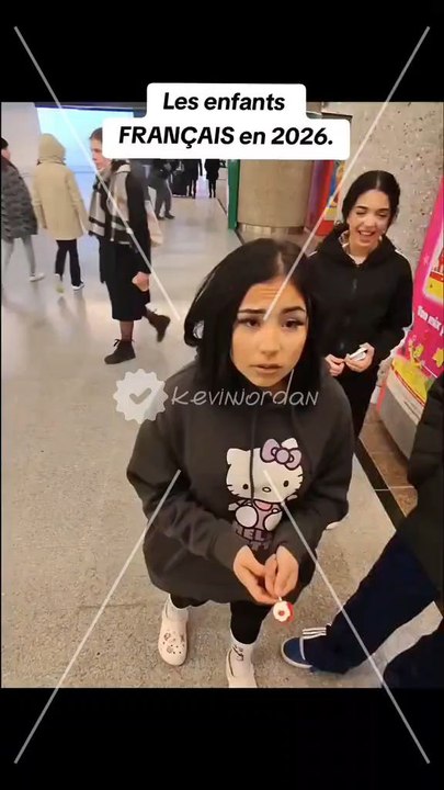 🇫🇷 « J’ai l’âge de ta mère, la pute. Nique ta mère, …je vais te cracher dessus ! », alors qu’il cherchait un magasin avec un ami, il s’est fait insulter par des « jeunes ».🗣️ Que faut-il faire avec ces jeunes ?