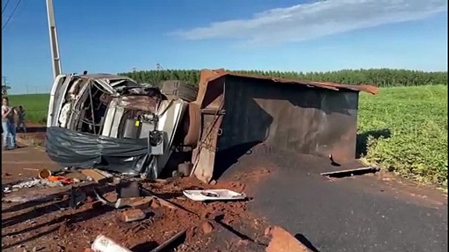 Homem morre em tombamento de caminhão na PR-180, em Cascavel