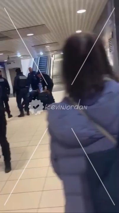 Cette scène a eu lieu à 9h27 à l’arrêt Aubervilliers sur la 12. Aidez-nous à retrouver la femme qui a été victime de ces violences. @ClientsRATP @vpecresse vous trouvez ça normal que vos agents agressent et intimident des citoyens