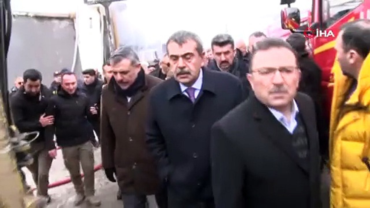 Milli Eğitim Bakanı Tekin yanan fabrikada incelemelerde bulundu