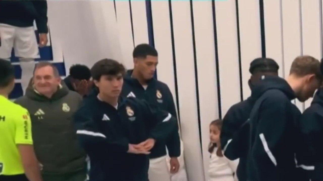 Mbappé anima a Vinicius en el túnel de vestuarios tras la pitada del Bernabéu
