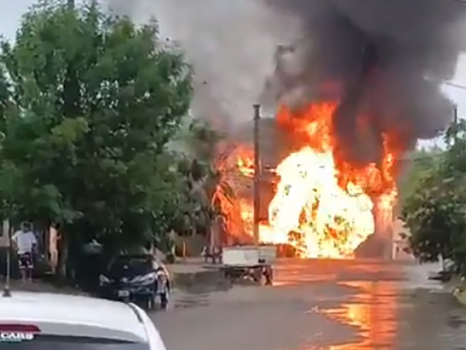 Großbrand lässt dutzende Gasflaschen explodieren