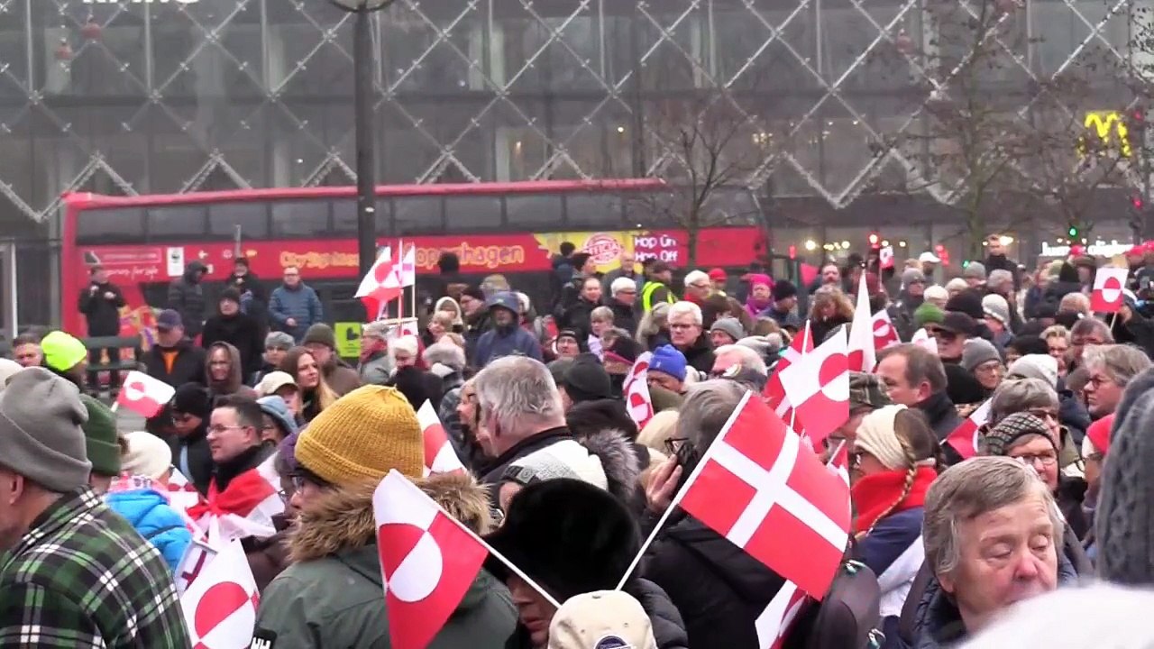 Miles de personas se manifiestan en Copenhague contra las amenazas de Trump sobre Groenlandia