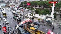 Üsküdar’da tırın üzerindeki ekskavatör tabelaya çarptı