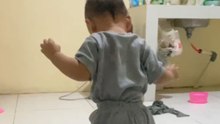 Tiny tot tries to walk but ends up slipping in the most hilarious way